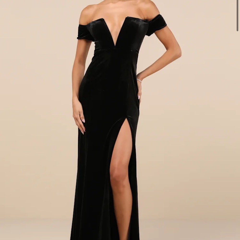 NEVER Worn XL black velvet off the shoulder Lulus evening gown, still has tags!